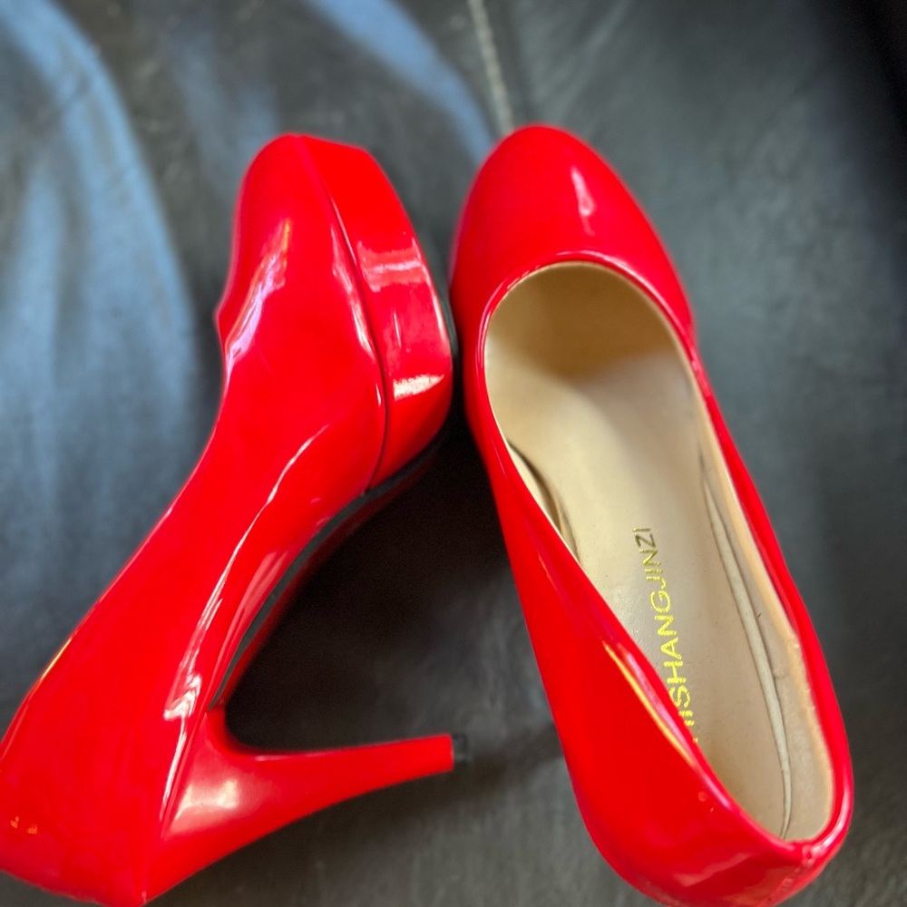 Red vintage looking red pumps by Shishangjinzi